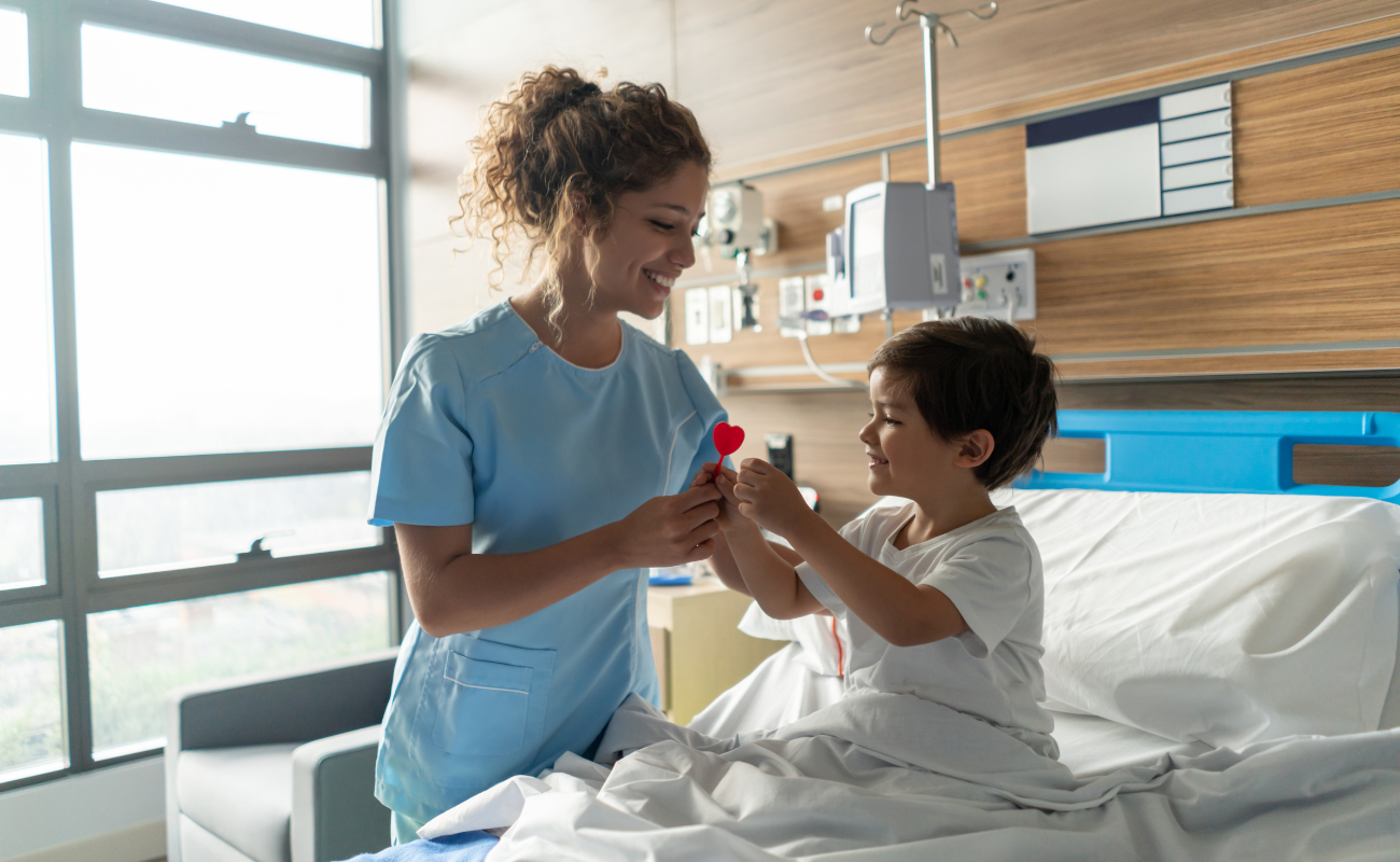 La figura dell'Infermiere pediatrico: regolamentazione, percorso di studi e sbocchi professionali