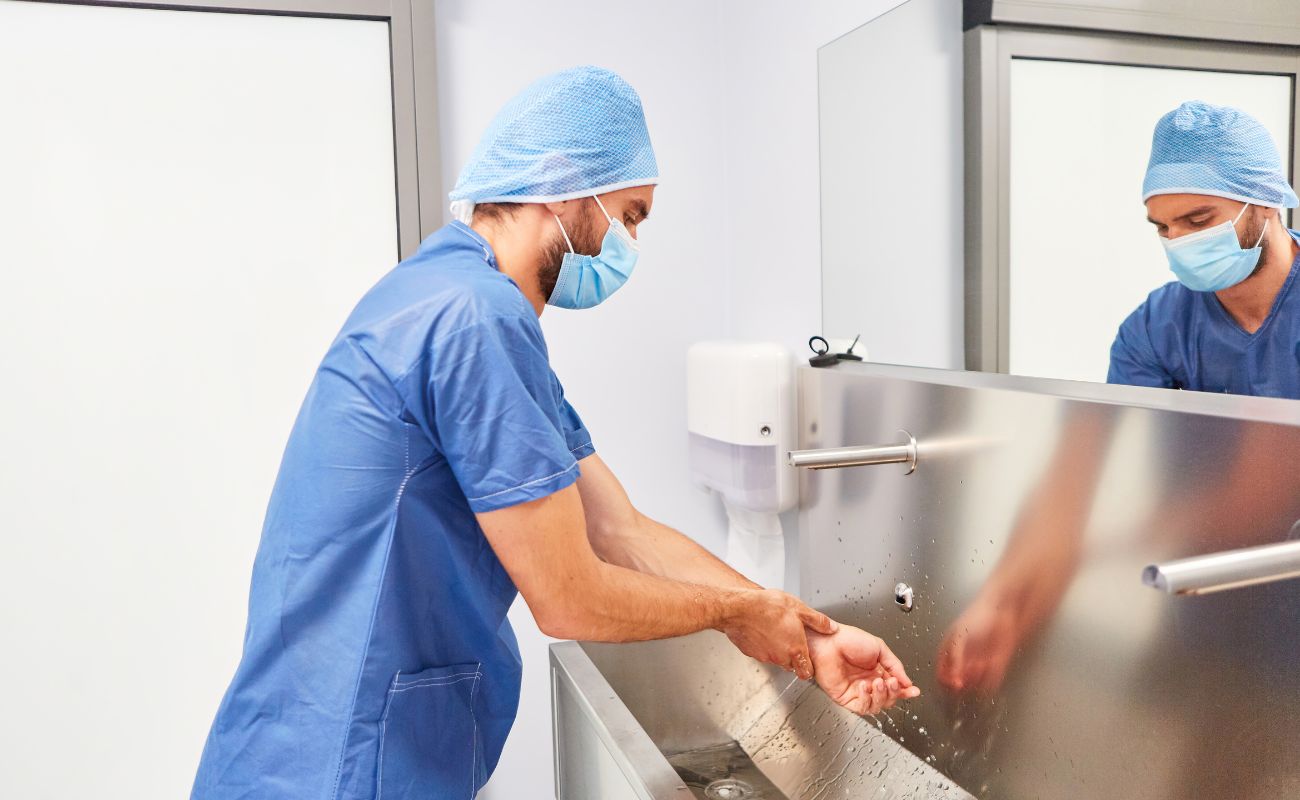 Il lavaggio chirurgico delle mani: una misura essenziale per la prevenzione delle infezioni