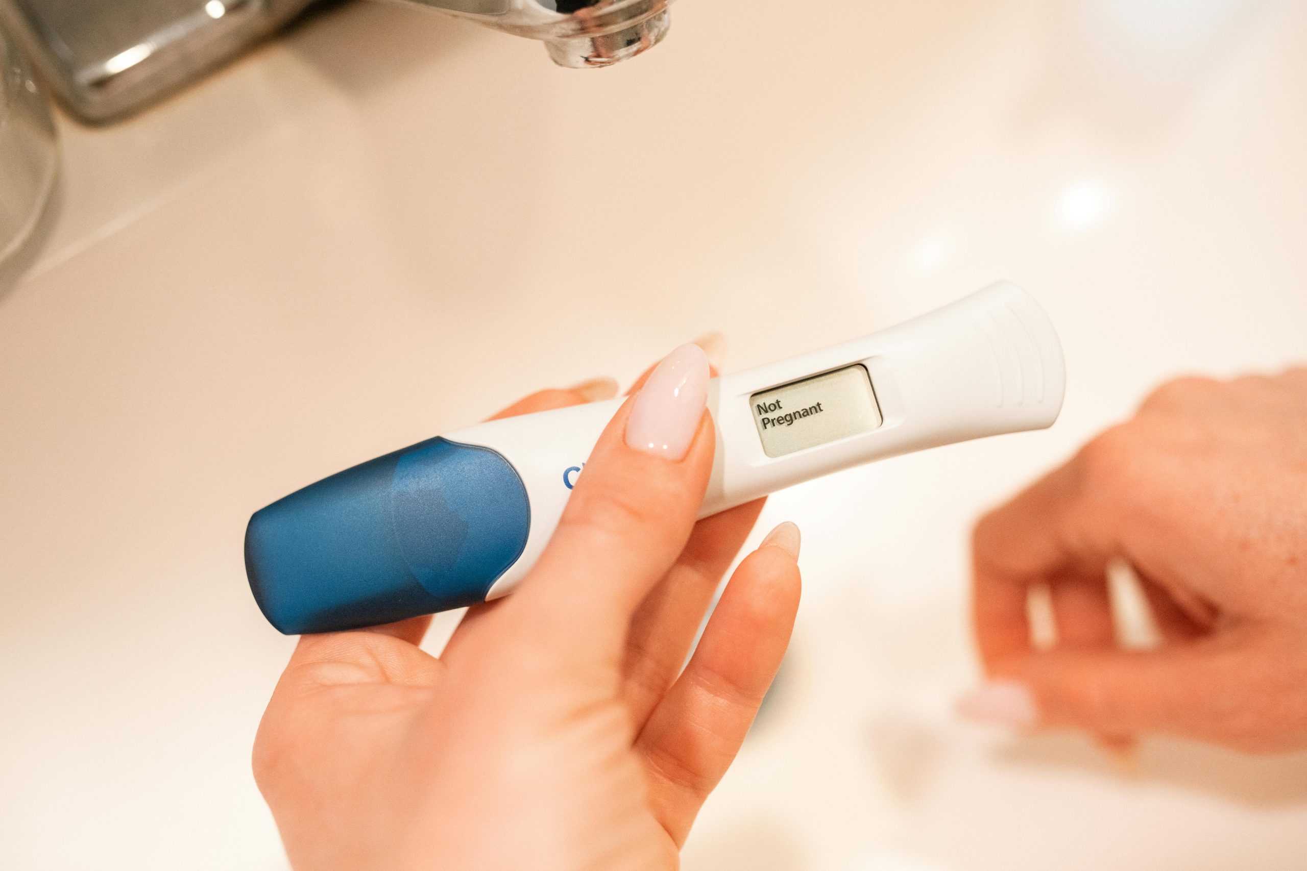 La Fecondazione in Vitro nel Regno Unito: Accesso in Aumento per le Donne Single e le Coppie Lesbiche