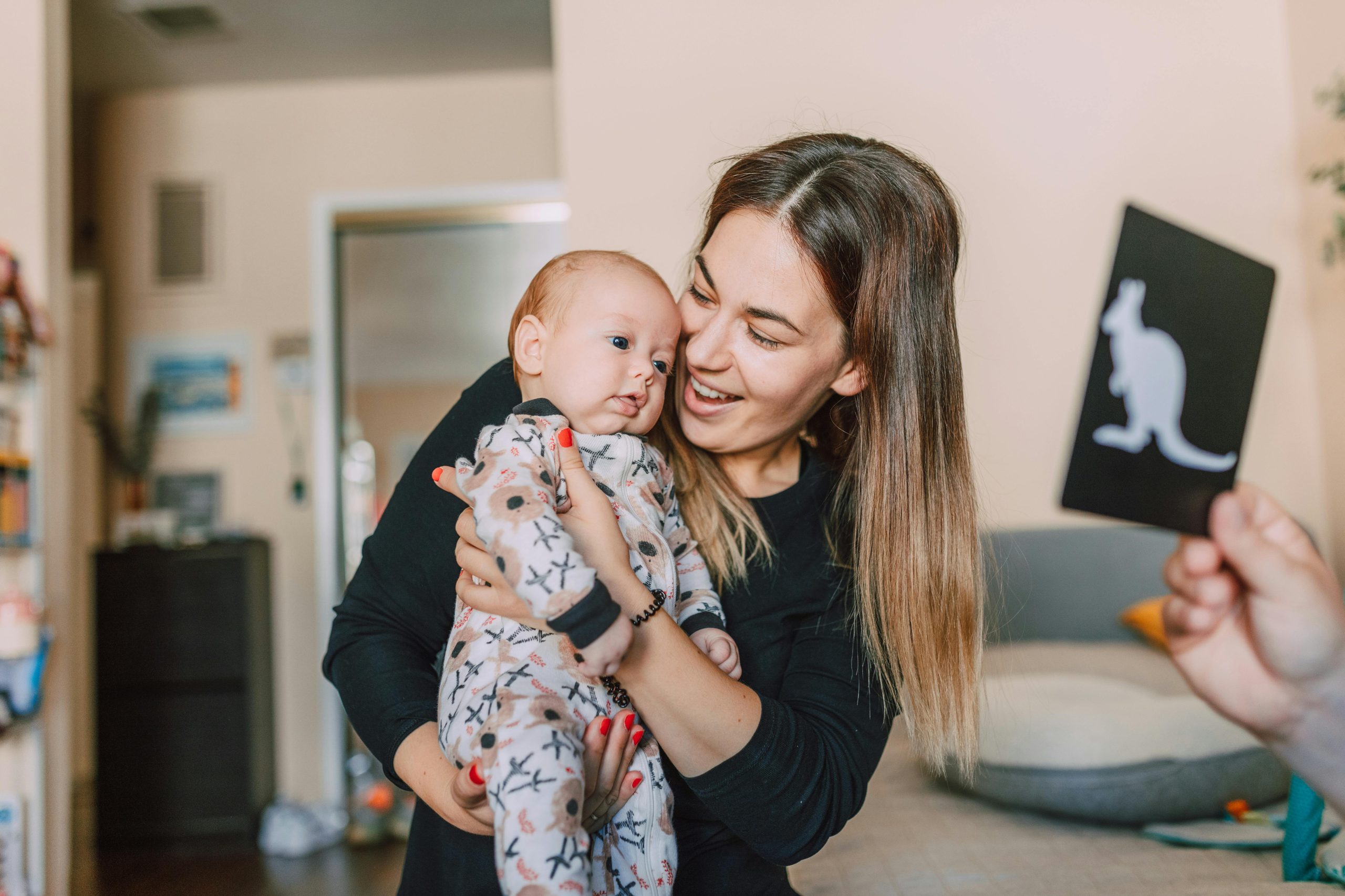 L'abbraccio che guarisce: Kangaroo Care e i suoi benefici per la salute di neonati e adulti