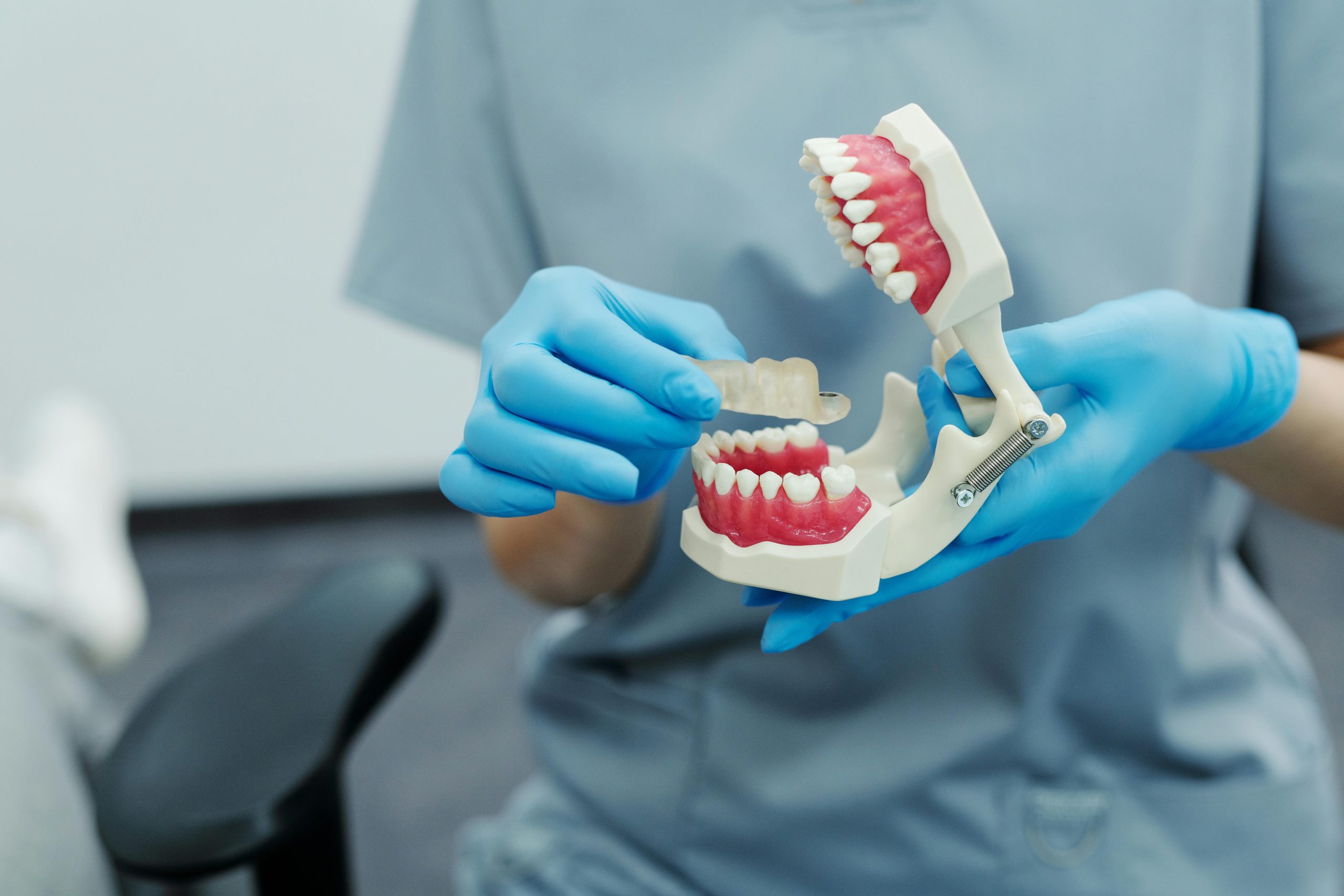 Il ruolo cruciale dell'odontotecnico nell'odontoiatria moderna: tra regolamentazione europea e pratica clinica